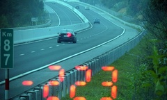 Lỗi quá tốc độ 10 đến 20km xe ô tô phạt bao nhiêu 2026?