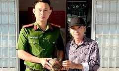 Phát hiện con vật quý hiếm  "toàn thân đầy vảy " đi lạc, người dân giao nộp cho công an