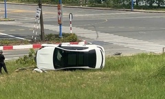 Tin tức tai nạn giao thông mới nhất ngày 1/4: Xe Mercedes tông gãy cây xanh rồi lật nghiêng