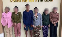 Bắt quả tang 6  "quý bà " và 2 người đàn ông làm chuyện phi pháp tại bãi đất trống