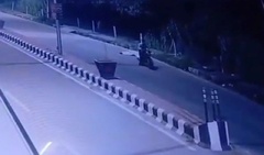 Chồng đẩy vợ khỏi xe máy đang chạy dẫn đến tử vong sau tranh cãi tại bữa tiệc