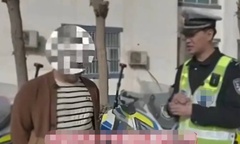 Nghi chồng ngoại tình, vợ  "treo mình " sau thùng xe tải trong đêm để  "bắt gian "