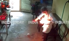 Clip: Điện thoại để trong túi áo người đàn ông bất ngờ phát nổ và bốc cháy