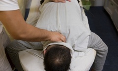 Người đàn ông 33 tuổi bất ngờ bị đột quỵ sau khi massage cổ vai gáy để thư giãn