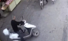 Clip: Cụ ông đi xe máy xoay 180 độ  "thần sầu " tránh ô tô, thoát nạn trong gang tấc