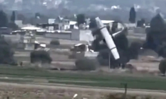 Clip: Máy bay mất kiểm soát sau khi cất cánh rồi lao xuống đất, 4 người tử vong