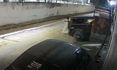 Clip: Giúp cháu trai đóng cổng sau khi đưa ô tô vào nhà, người phụ nữ bất ngờ bị chiếc xe cán tử vong