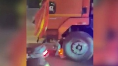 Clip: Xe tải kéo lê xe máy gần 1km, vợ tử vong, chồng bị thương