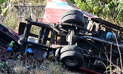 Clip: Xe khách lao xuống vực ở Mũi Né, biến dạng, nhiều người thương vong