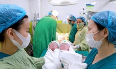 Mẹ 56 tuổi vượt cạn thành công, đón cặp song thai