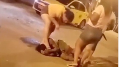 Tên cướp bất ngờ gặp “chị đại” – bị đánh gục ngay trên phố