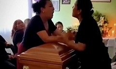 Hai cô gái ẩu đả tại tang lễ vì phát hiện cùng là người yêu của người đã khuất