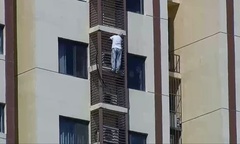 Bị nhốt trong phòng, cụ bà 80 tuổi  "tay không " leo từ tầng 27 xuống tầng 21