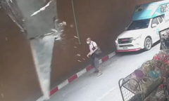 Clip: Bê tông bất ngờ rơi từ trên cao xuống đường, người đàn ông thoát nạn khó tin