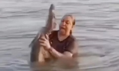 Tưởng là khúc gỗ trôi sông, người phụ nữ "đứng tim " khi phát hiện thứ mình vừa chạm tay vào