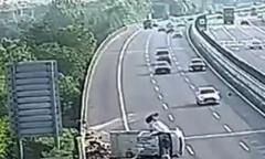 Clip: Xe tải bất ngờ nổ lốp, lật nhiều vòng trên cao tốc, cặp vợ chồng trẻ dũng cảm lao vào giải cứu tài xế 