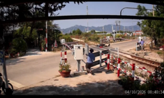 Camera ghi lại khoảnh khắc người phụ nữ tông rào chắn tàu hỏa, thoát chết trong gang tấc