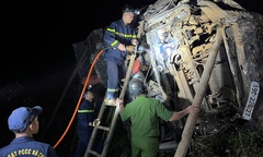 Xuyên đêm giải cứu tài xế mắc kẹt trong xe tải rơi xuống vực sâu
