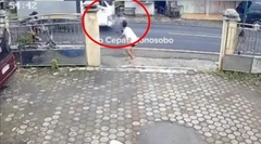 Clip: Đứng gọi mẹ rồi đột ngột chạy ra đường, bé trai bị xe tải tông trúng