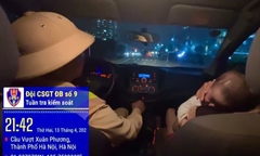 CSGT kịp thời cứu bé 7 tháng tuổi trong đêm từ lời cầu cứu của người mẹ