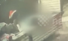 Clip: Đang đứng trên xe tải dỡ hàng, người đàn ông bất ngờ bị sét đánh, ngã gục