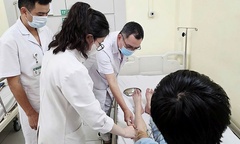 Nam thanh niên 19 tuổi suýt liệt chân vì thói quen ngồi khoanh chân