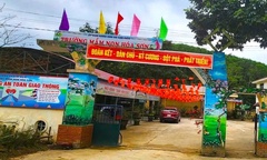 Hiệu trưởng bị kỷ luật vì lập sai danh sách học sinh để nhận cơm từ thiện