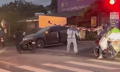 Clip: Cố tình băng qua đường sắt, ô tô con bị tàu hỏa húc văng