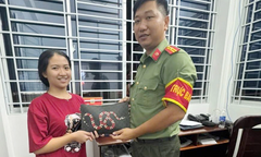 Nhặt được túi xách hơn 200 triệu, nữ sinh nhờ công an trả lại người đánh rơi