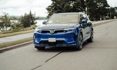 Có cả xe sang Đức nhưng luôn chọn VinFast VF 9 khi đi đường dài, chủ xe khẳng định: “Đầm chắc, ngồi lâu sướng hơn hẳn”