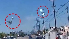 Khoảnh khắc máy bay đâm trúng đường dây điện, phi công 70 tuổi nguy kịch