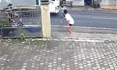Clip: Gọi mẹ rồi vội vàng băng qua đường, bé trai 6 tuổi bị xe tải tông trúng