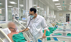 Cúm B âm thầm chuyển nặng ở người cao tuổi, nhiều ca viêm phổi chủ quan phải thở máy