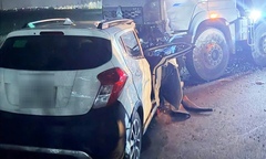 Giải cứu người phụ nữ mắc kẹt trong cabin sau vụ va chạm với xe ben