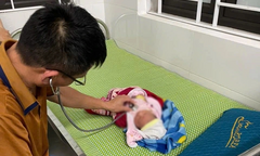 Phát hiện bé trai sơ sinh bị bỏ rơi cùng 600.000 đồng ở Nghệ An