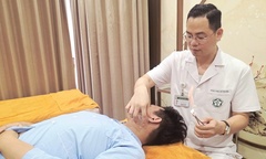 Ngủ dậy sau đêm hè nóng nực, nam sinh viên kinh hoàng phát hiện mình bị  "biến dạng " khuôn mặt, bác sĩ cảnh báo