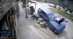 Tài xế không bằng lái lao xe sang làn ngược chiều, tông cụ già đang ngồi nghỉ
