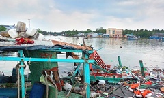 Nổ tàu thu mua hải sản tại bến phà ở An Giang, 5 người bị thương