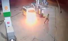 Clip: Đang bơm nhiên liệu, xe van bất ngờ bốc cháy ngùn ngụt 