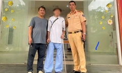 Hà Nội: CSGT hỗ trợ cựu chiến binh nhiễm chất độc da cam đi lạc trở về với gia đình