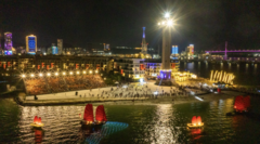 Hàng nghìn du khách đổ về “thương cảng” VUI-Fest Ha Long ngày khai trương