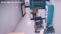 Clip: Nữ nhân viên y tế bị thương nặng do bị kẹt thang máy