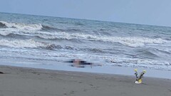 Phát hiện thi thể nam thanh niên trôi dạt vào bờ biển ở Hà Tĩnh