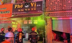 Giải cứu 4 người mắc kẹt trong đám cháy ở TP.HCM