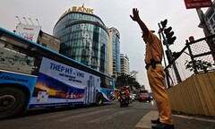 Phía sau những dòng xe bình yên là những người không nghỉ lễ