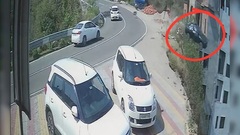 Clip: Ô tô đang vào cua thì bất ngờ mất lái, lao thẳng xuống vực, 2 người tử vong