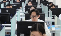 Dự kiến thi tốt nghiệp THPT trên máy tính từ 2027: Cần chuẩn bị gì cho bước chuyển lớn?