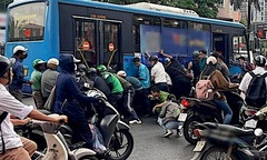 Tin tức tai nạn giao thông ngày 5/5: Nguyên nhân sơ bộ vụ tai nạn khiến một phụ nữ mắc kẹt dưới gầm xe buýt ở Hà Nội