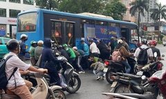 Thót tim người phụ nữ bị kẹt dưới gầm xe buýt, hàng chục người nâng xe giải cứu