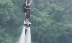 Thông tin mới nhất vụ khách du lịch và vận động viên flyboard gặp sự cố khi đang  "bay " ở Ninh Bình